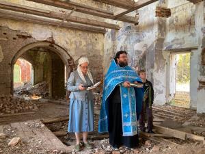 В преддверии праздника Рождества Богородицы благочинный Сокольского округа иерей Олег Лукьянов отслужил молебен с акафистом в храме Рождества Пресвятой Богородицы в с. Якунькино