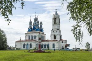 Первое архиерейское Богослужение в храме Александра Невского поселка Щенники Шарангского района.