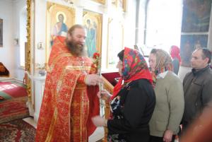 В неделю жён-мироносиц, в храме Трёх святителей г. Урень, прихожанки получили подарки от настоятеля