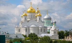 Накануне дня памяти преподобного Серафима Саровского в Дивеевском монастыре епископ Городецкий и Ветлужский принял участие в вечернем богослужении