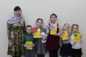 В праздник Матроны Московской воспитанники церковно-приходской школы Городецкого Феодоровского мужского монастыря сделали цветы-открытки и подарили их мамам и бабушкам