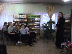 Книжно-иллюстративная выставка «Духовные пастыри России» в Арьевской библиотеке рассказала уренским старшеклассникам о православных праздниках и святых местах русского народа